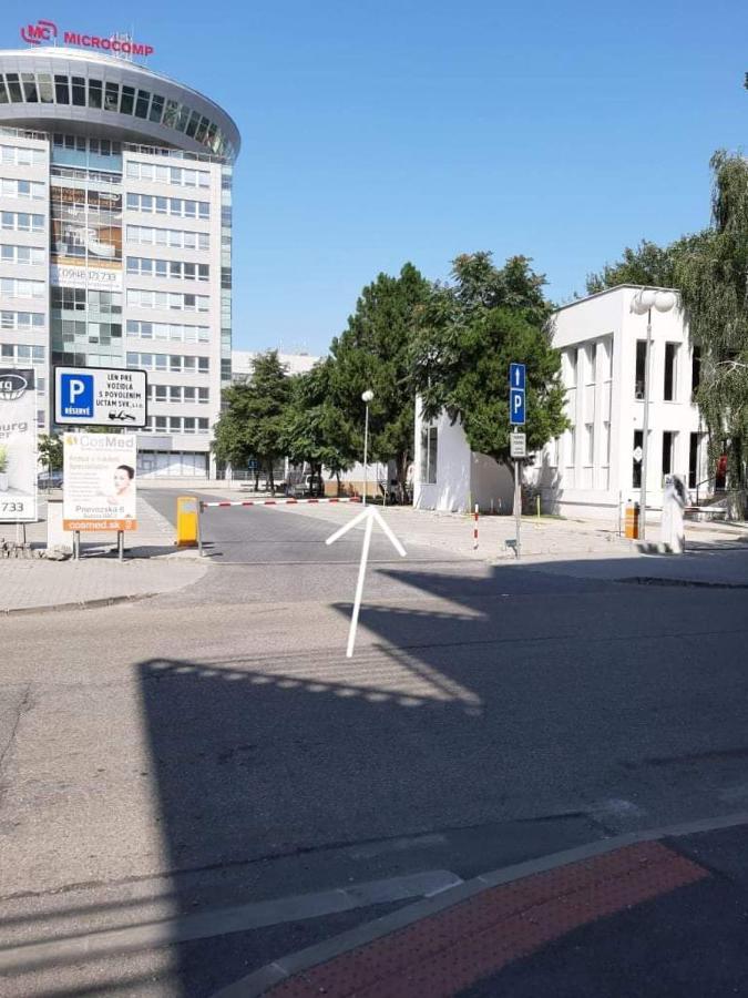 Living Bratislava By The Bus Stationホステル エクステリア 写真